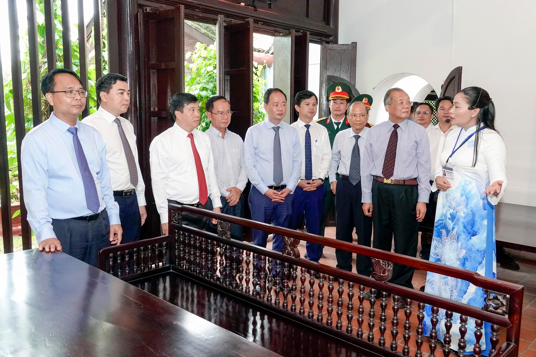 Lãnh đạo tỉnh tham quan nhà Ngư (ảnh N. Lân)