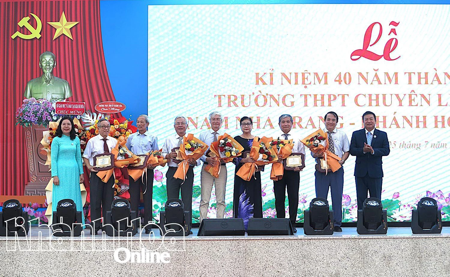 Lãnh đạo Sở Giáo dục và Đào tạo cùng lãnh đạo nhà trường tặng hoa tri ân các nhà giáo nguyên là cán bộ quản lý của trường. 