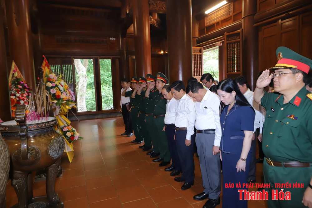 เลขาธิการคณะกรรมการพรรคประจำจังหวัดเหงียน โดวน์ อันห์ และคณะผู้แทนจังหวัดทัญฮว้าได้มอบดอกไม้และธูปหอมให้แก่ประธานาธิบดีโฮจิมินห์ พลเอกหวอเหงียนซาป และสุสานวีรชนในจังหวัดเหงะอาน ห่าติ๋ญ และกวางจิ