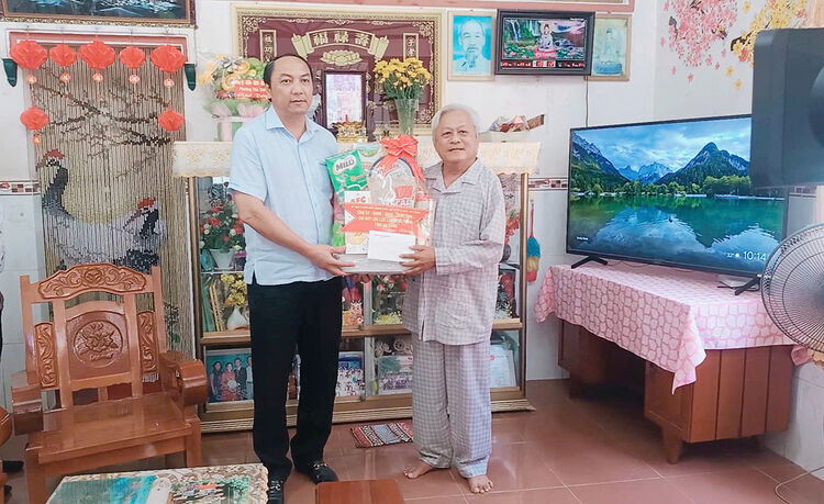 นายลัม มินห์ ถั่นห์ รองเลขาธิการคณะกรรมการพรรคจังหวัดอานซาง เยี่ยมครอบครัวผู้กำหนดนโยบาย