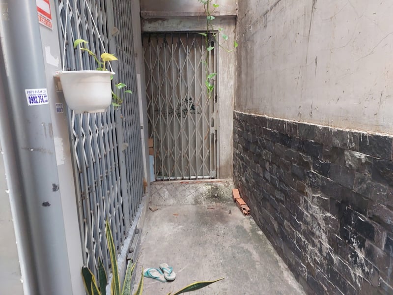 Phát hiện vali chứa thi thể phụ nữ trong hẻm cụt -1