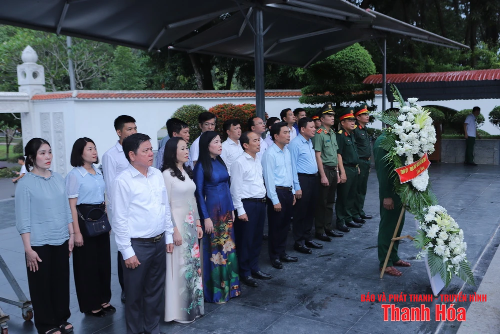 เลขาธิการคณะกรรมการพรรคประจำจังหวัดเหงียน โดวน์ อันห์ และคณะผู้แทนจังหวัดทัญฮว้าได้มอบดอกไม้และธูปหอมให้แก่ประธานาธิบดีโฮจิมินห์ พลเอกหวอเหงียนซาป และสุสานวีรชนในจังหวัดเหงะอาน ห่าติ๋ญ และกวางจิ