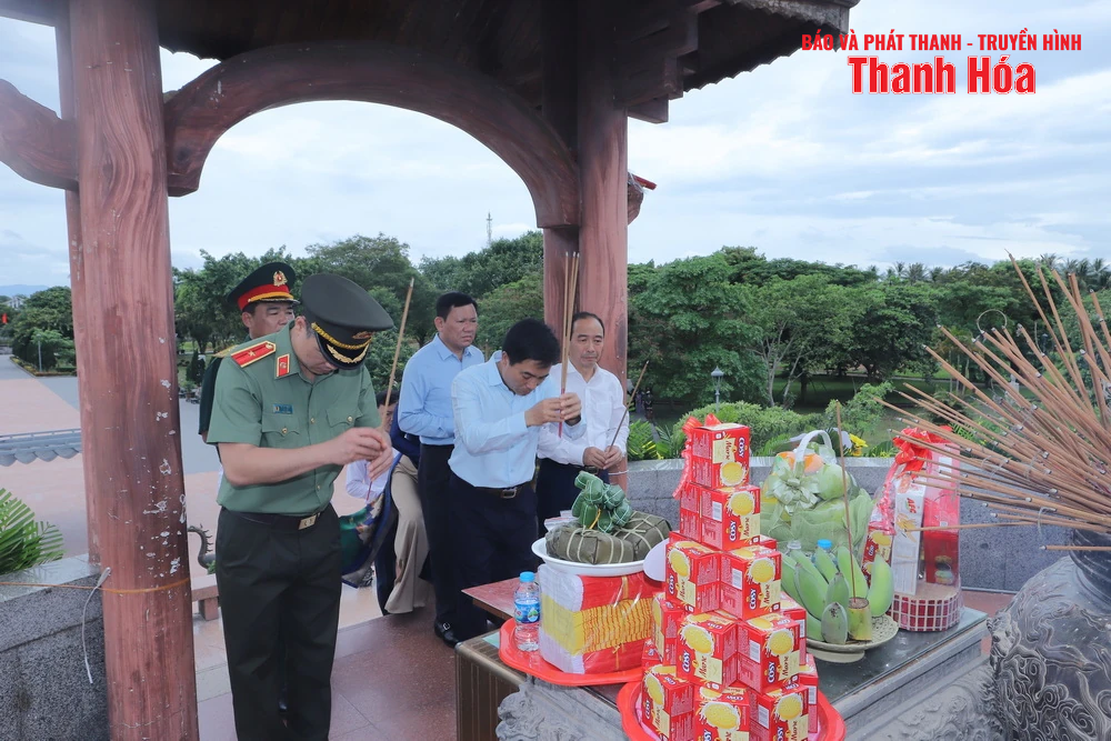 เลขาธิการคณะกรรมการพรรคประจำจังหวัดเหงียน โดวน์ อันห์ และคณะผู้แทนจังหวัดทัญฮว้าได้มอบดอกไม้และธูปหอมให้แก่ประธานาธิบดีโฮจิมินห์ พลเอกหวอเหงียนซาป และสุสานวีรชนในจังหวัดเหงะอาน ห่าติ๋ญ และกวางจิ