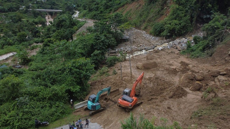 Quyết tâm thông tuyến QL7, QL16 nhanh nhất để cứu trợ đồng bào- Ảnh 1.