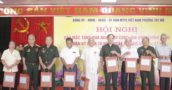 Phường Tây Mỗ tặng quà, tri ân người có công