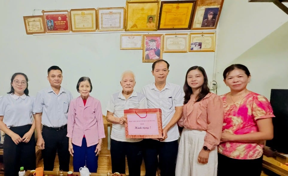 Chủ tịch Hội Nhà báo tỉnh Trần Hoài Nam tặng quà thương binh Hoàng Đức Vạn, tổ dân phố A, xã Hòa An.