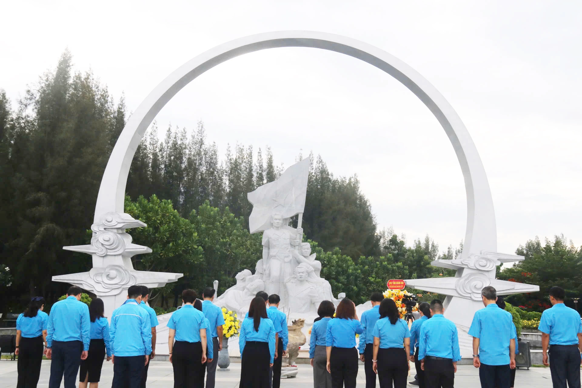 Các đại biểu dâng hoa, dâng hương tại cụm tượng đài Những người nằm lại phía chân trời trong Khu tưởng niệm chiến sĩ Gạc Ma.