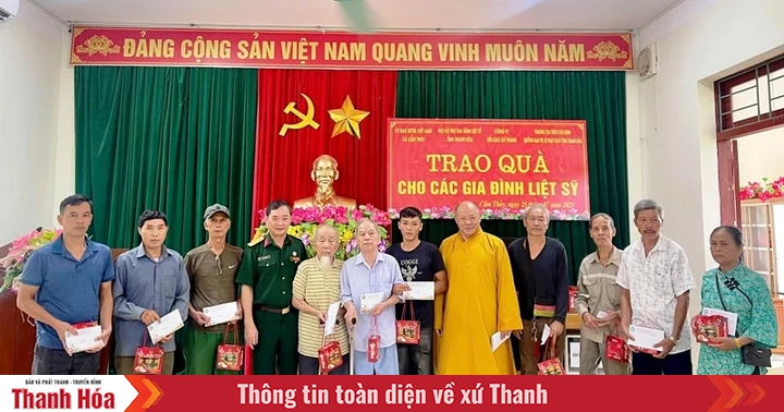Giving gifts to pay tribute to martyrs' relatives in Cam Thuy commune