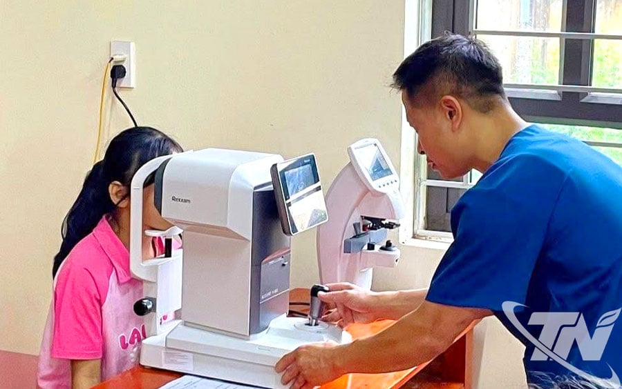 El equipo de voluntarios de Green Summer de la Facultad de Medicina Ha Dong examina los ojos de los niños en la comuna de Cam Giang.