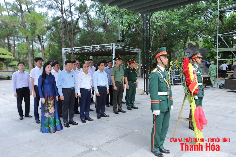 เลขาธิการคณะกรรมการพรรคประจำจังหวัดเหงียน โดวน์ อันห์ และคณะผู้แทนจังหวัดทัญฮว้าได้มอบดอกไม้และธูปหอมให้แก่ประธานาธิบดีโฮจิมินห์ พลเอกหวอเหงียนซาป และสุสานวีรชนในจังหวัดเหงะอาน ห่าติ๋ญ และกวางจิ