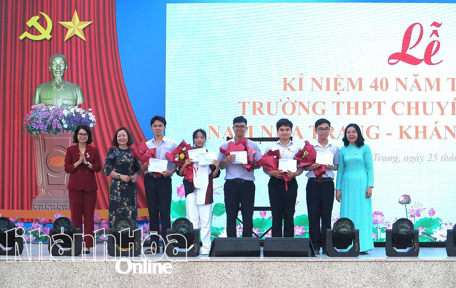 Lãnh đạo nhà trường và đại diện doanh nghiệp trao học bổng cho các học sinh xuất sắc. 
