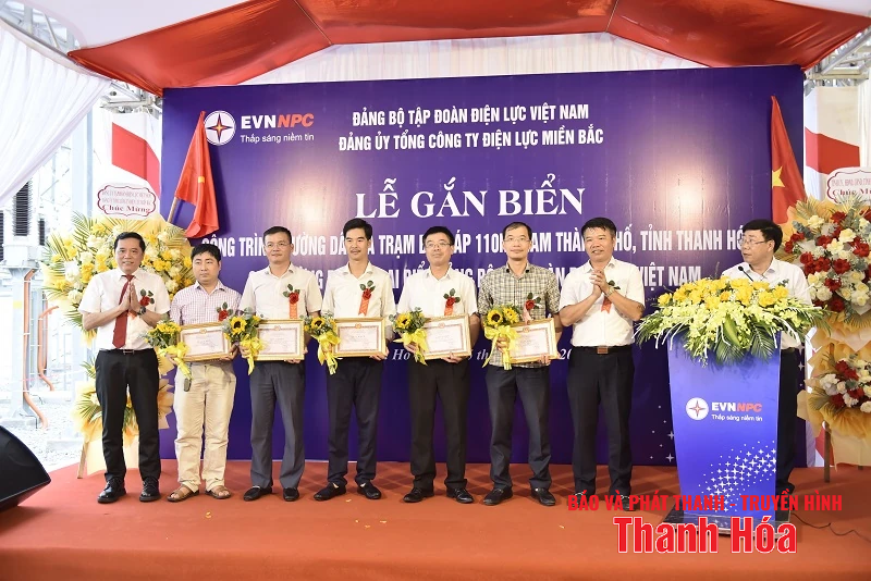 Installation d'un panneau sur le site du projet pour accueillir le Congrès des délégués du Comité du Parti du Groupe d'électricité du Vietnam
