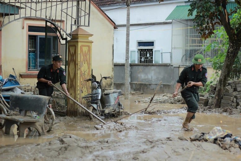 Cán bộ, chiến sĩ công an, quân đội ra quân giúp đỡ Nhân dân hai tỉnh Nghệ An, Thanh Hóa- Ảnh 4.