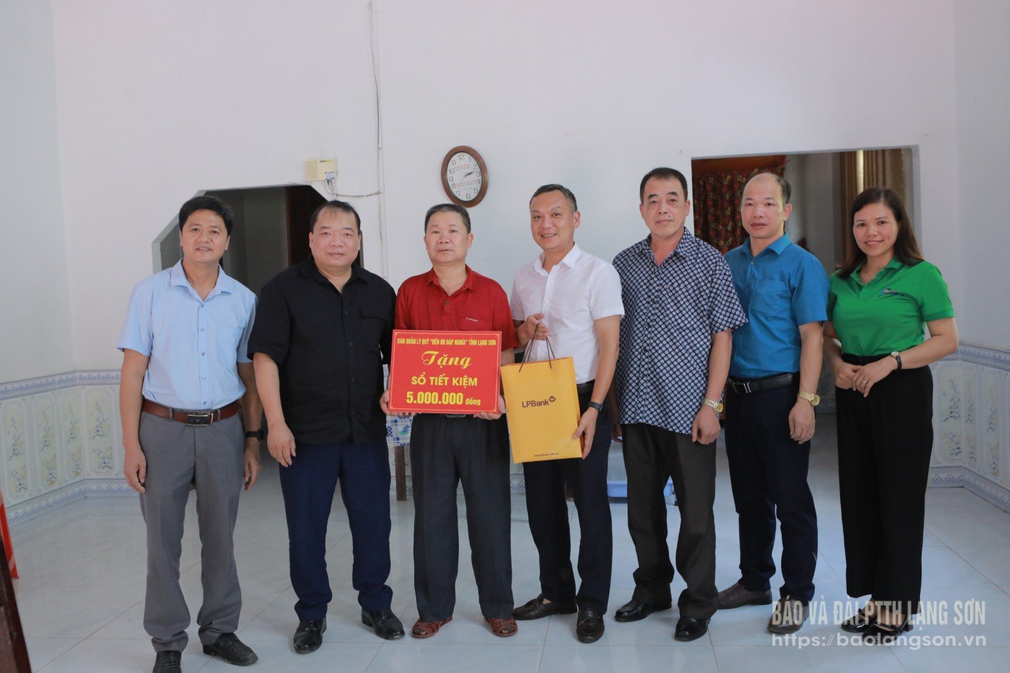 Đồng chí Nguyễn Văn Giang, Phó Giám đốc Sở Nội vụ, Thành viên Ban Quản lý Quỹ “Đền ơn đáp nghĩa” tỉnh và các thành viên trong đoàn trao sổ tiết kiệm cho ông Nông Văn Dương, thôn Bản Chầu, xã Tri Lễ
