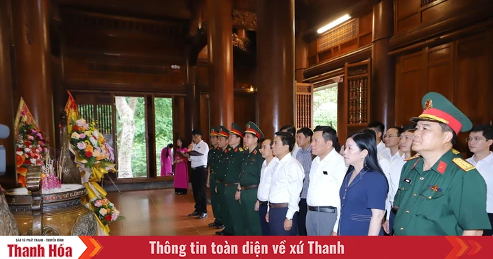 El secretario del Comité Provincial del Partido, Nguyen Doan Anh, y la delegación de la provincia de Thanh Hoa ofrecieron flores e incienso al Presidente Ho Chi Minh, al General Vo Nguyen Giap y a los cementerios de los mártires de las provincias de Nghe An, Ha Tinh y Quang Tri.