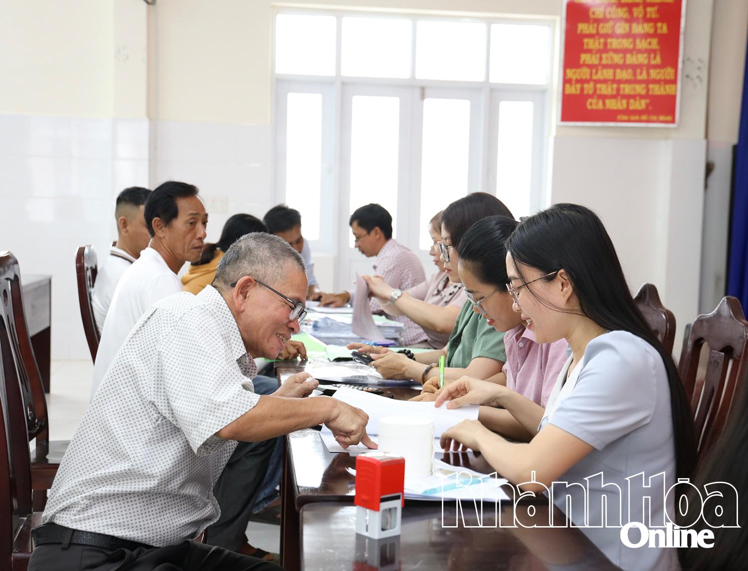Người dân bị ảnh hưởng bởi dự án làm thủ tục nhận tiền bồi thường, hỗ trợ.