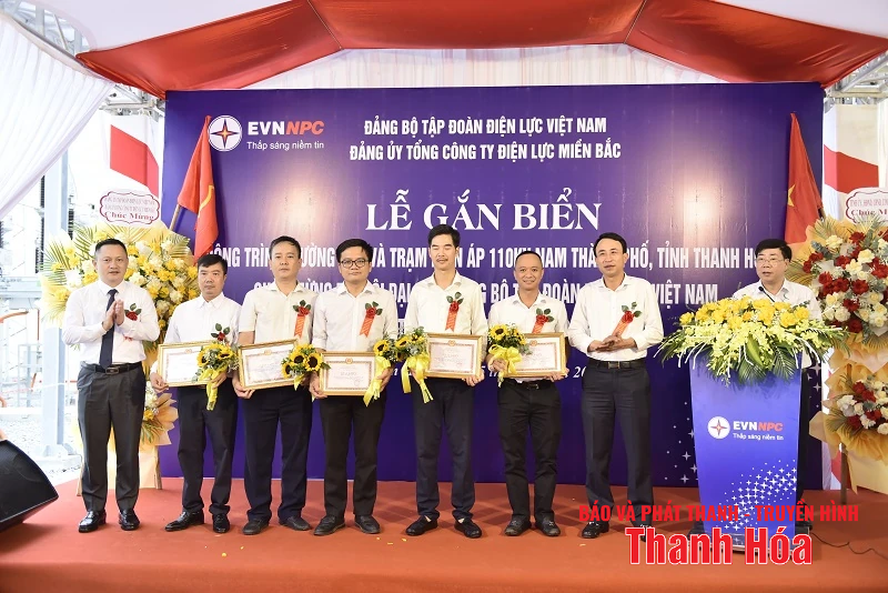 Installation d'un panneau sur le site du projet pour accueillir le Congrès des délégués du Comité du Parti du Groupe d'électricité du Vietnam
