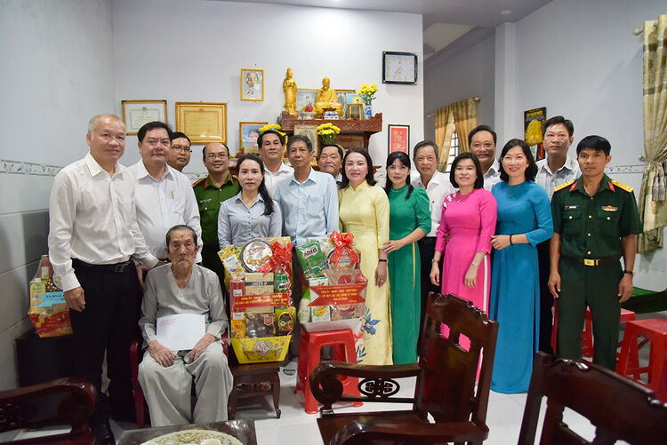 Der ständige stellvertretende Sekretär des Parteikomitees der Parteiagenturen der Provinz An Giang besuchte Politikerfamilien und überreichte ihnen Geschenke