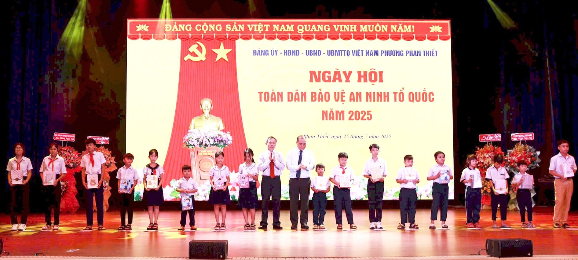 lanh-dao-phuong-phan-thiet-trao-hoc-bong-cho-hoc-sinh(1).jpg