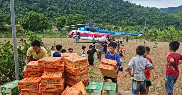 Bộ Quốc phòng tiếp tục huy động trực thăng mang hàng cứu trợ vùng lũ Nghệ An