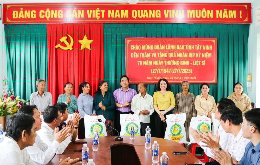 Đại diện đoàn công tác Tây Ninh tặng quà cho hộ gia đình có công nuôi dưỡng cán bộ, thương binh trong thời kỳ kháng chiến chống Mỹ cứu nước.