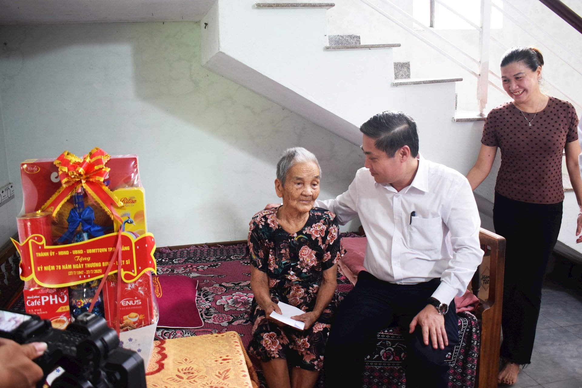 Ủy viên BTV Thành ủy, Phó Chủ tịch UBND thành phố Phan Thái Bình tặng quà cho Mẹ Việt Nam anh hùng Lê Thị Dẫn. Ảnh: ĐOÀN HẠO LƯƠNG