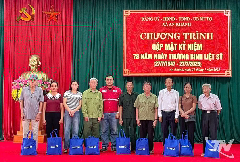 Đại diện Công ty núi Pháo tặng qùa các gia đình chính sách xã An Khánh.