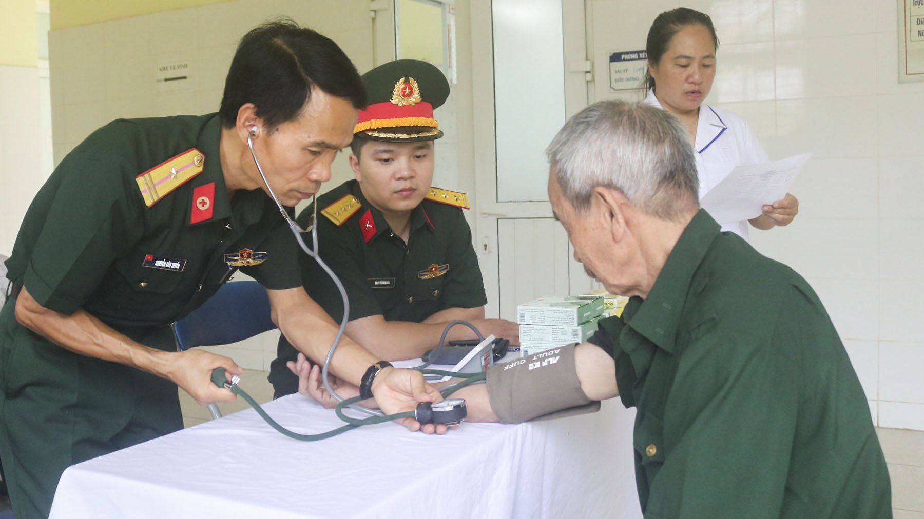 kham-sang-loc-cho-cac-thuong-binh.jpg