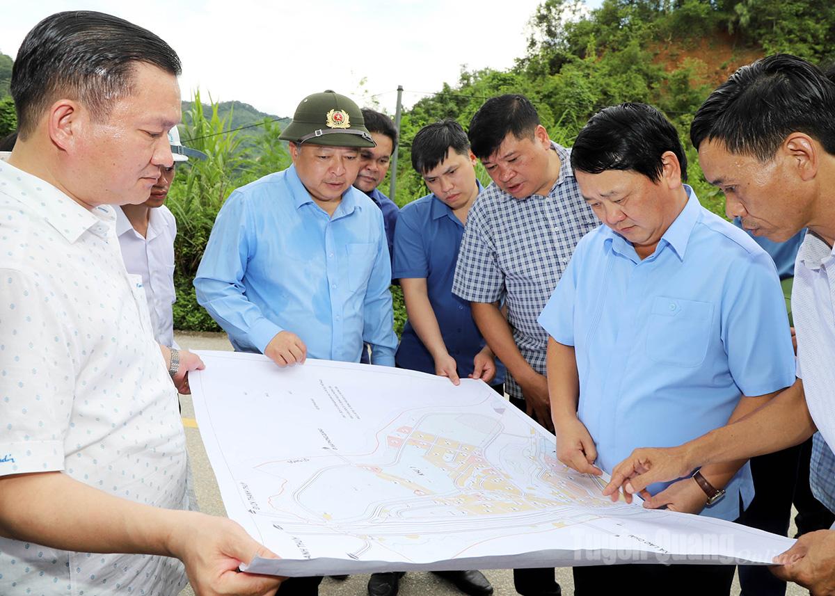 Provincial Party Secretary Hau A Lenh surveyed the proposed site for the construction of Thanh Thuy Commune Primary and Secondary Boarding School.