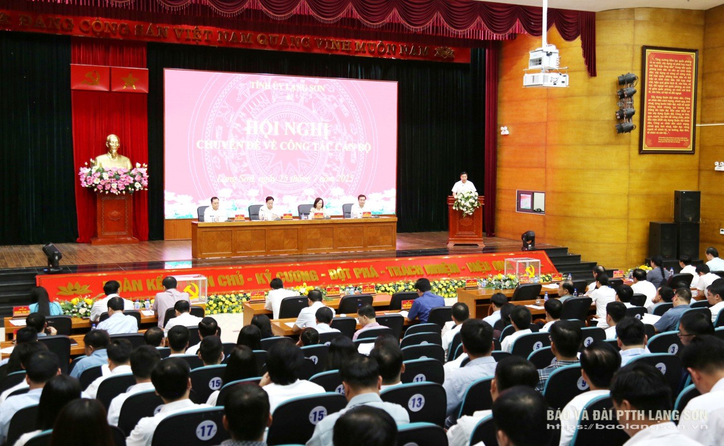 Quang cảnh hội nghị