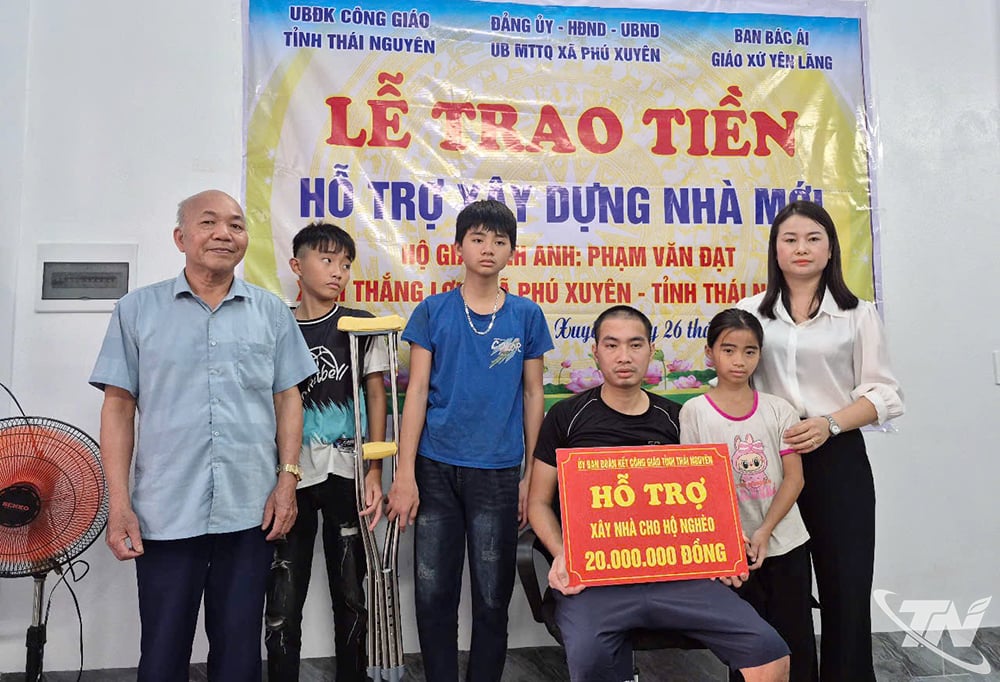 คณะกรรมการสามัคคีคาทอลิกจังหวัดไทเหงียนประสานงานกับคณะกรรมการการกุศลคาร์ริตัสของตำบลเยนหลางเพื่อจัดการบริจาคเพื่อสนับสนุนการสร้างบ้านสามัคคีอันยิ่งใหญ่ให้กับครอบครัวของนาย Pham Van Dat หมู่บ้าน Thang Loi ตำบลฟูเซวียน