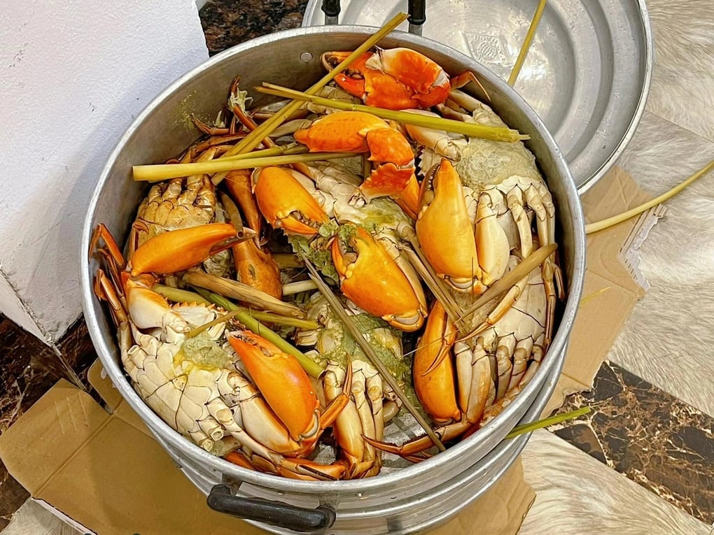 Gia đình ở Hà Nội mang 15kg cua, 100 quả trứng du lịch Sầm Sơn - 1