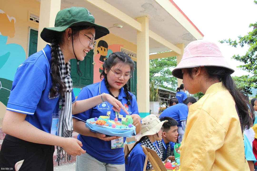 Das Freiwilligenteam von Green Summer der Provinz organisierte ein MINT-Festival für Kinder in der Gemeinde Dray Bhăng.