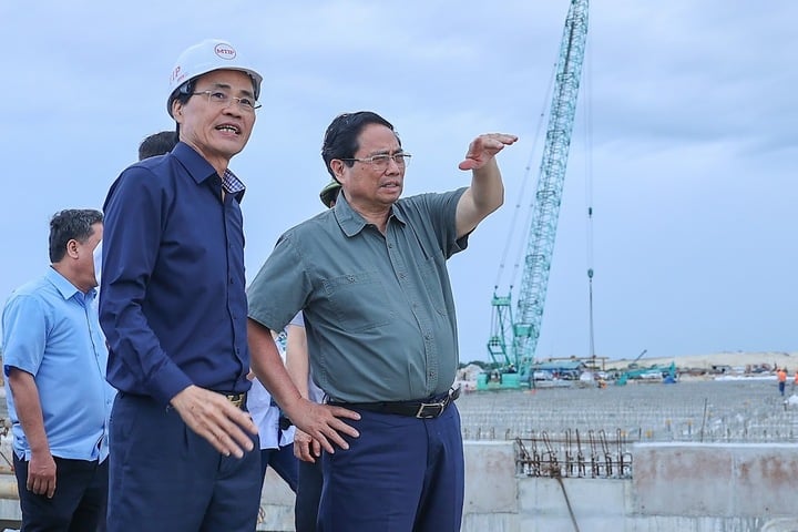 Thủ tướng yêu cầu tập trung triển khai nhanh dự án cảng Mỹ Thủy. (Ảnh: VGP/Nhật Bắc)
