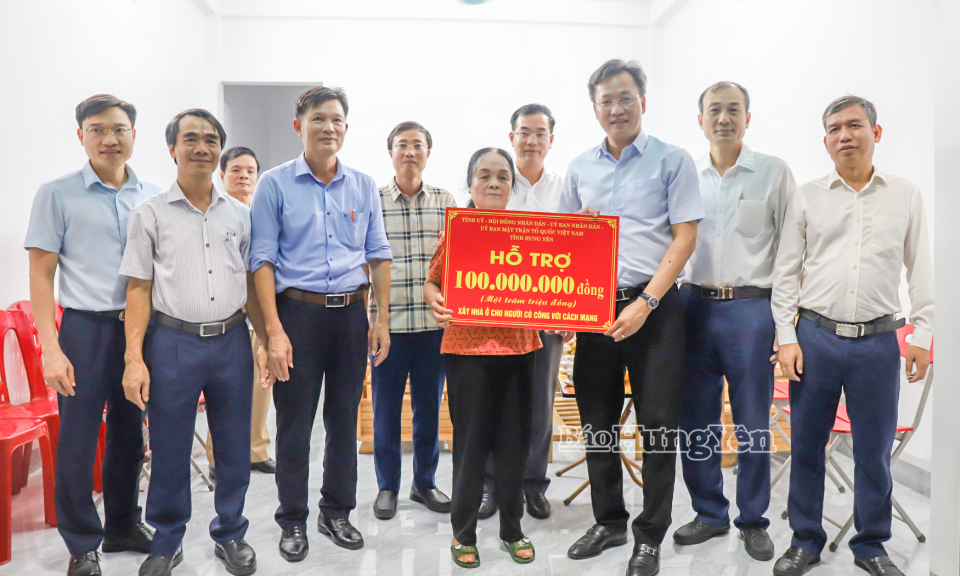 Der Parteisekretär der Provinz, Nguyen Huu Nghia, besuchte die Stadt und überreichte Geschenke und Geld, um den Abriss baufälliger Häuser für Menschen mit verdienstvollen Verdiensten zu unterstützen.
