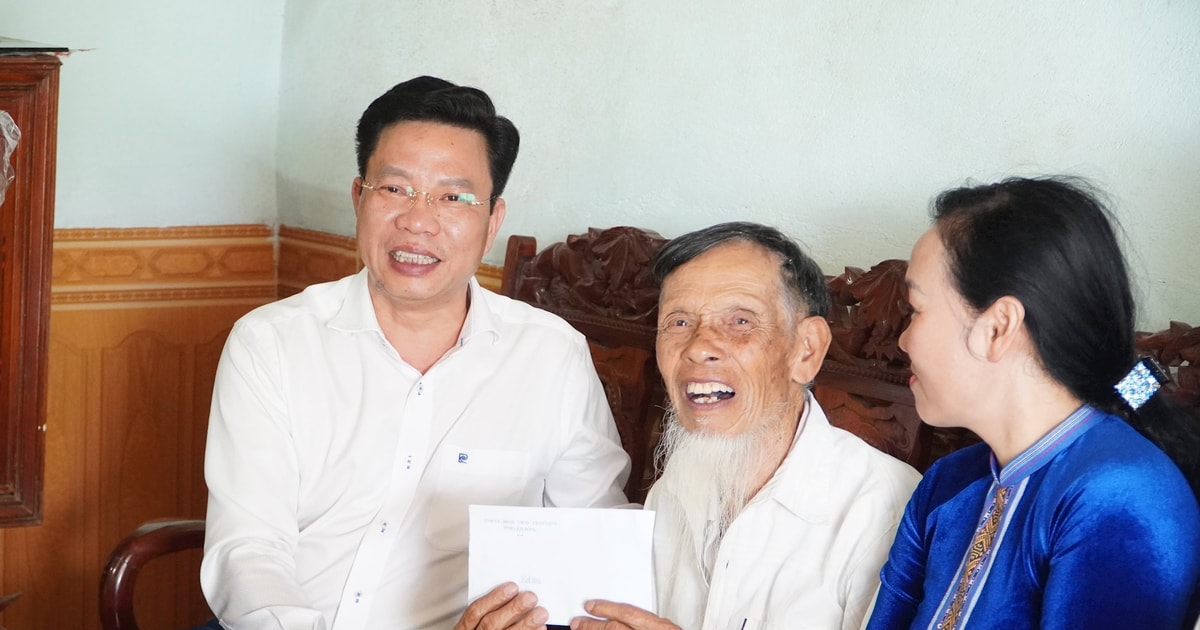 Phó Bí thư Tỉnh ủy Lâm Đồng Lưu Văn Trung thăm, tặng quà người có công tại xã Thuận Hạnh
