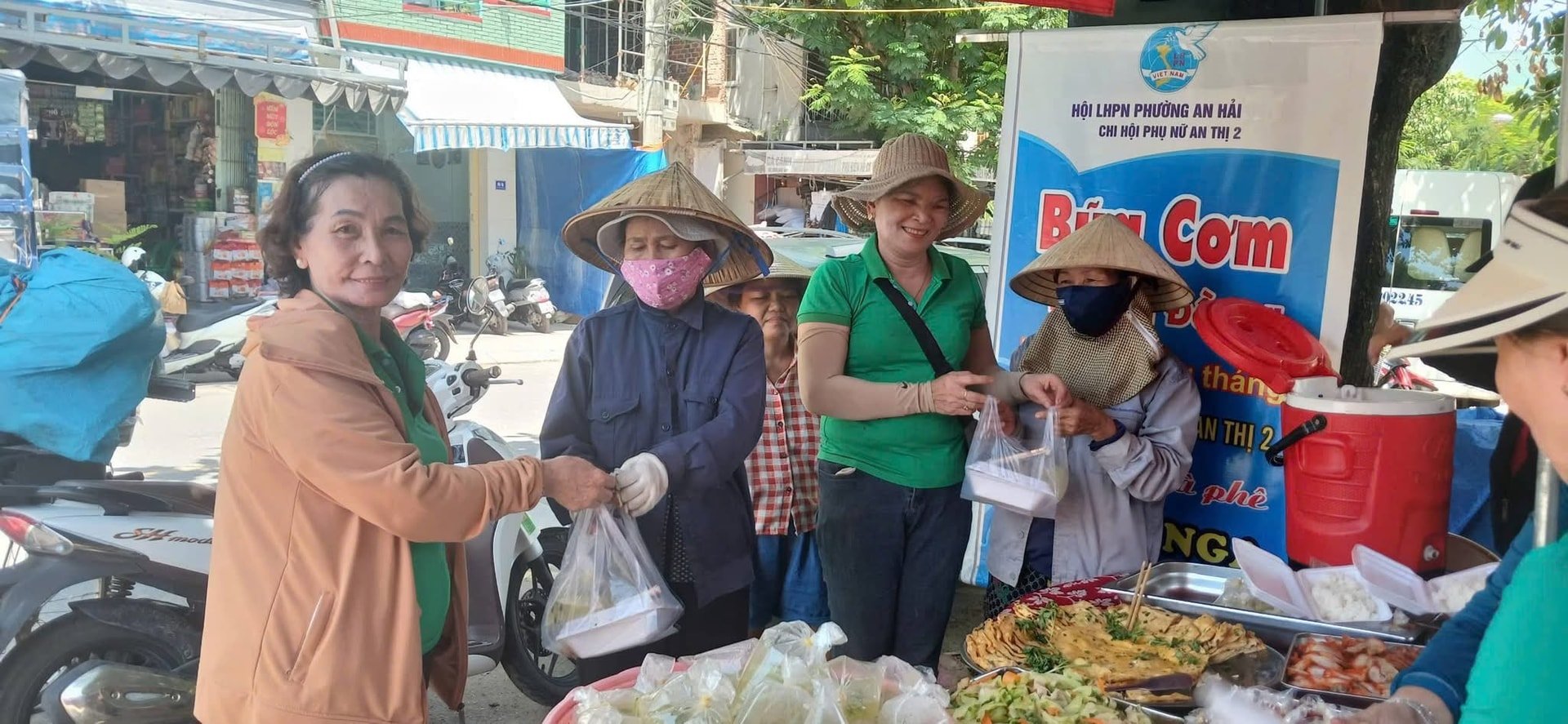Hội viên Chi hội Phụ nữ An Thị 2 (phường An Hải) trao tận tay những suất cơm 0 đồng đến người có hoàn cảnh khó khăn. Ảnh: TIẾN DŨNG