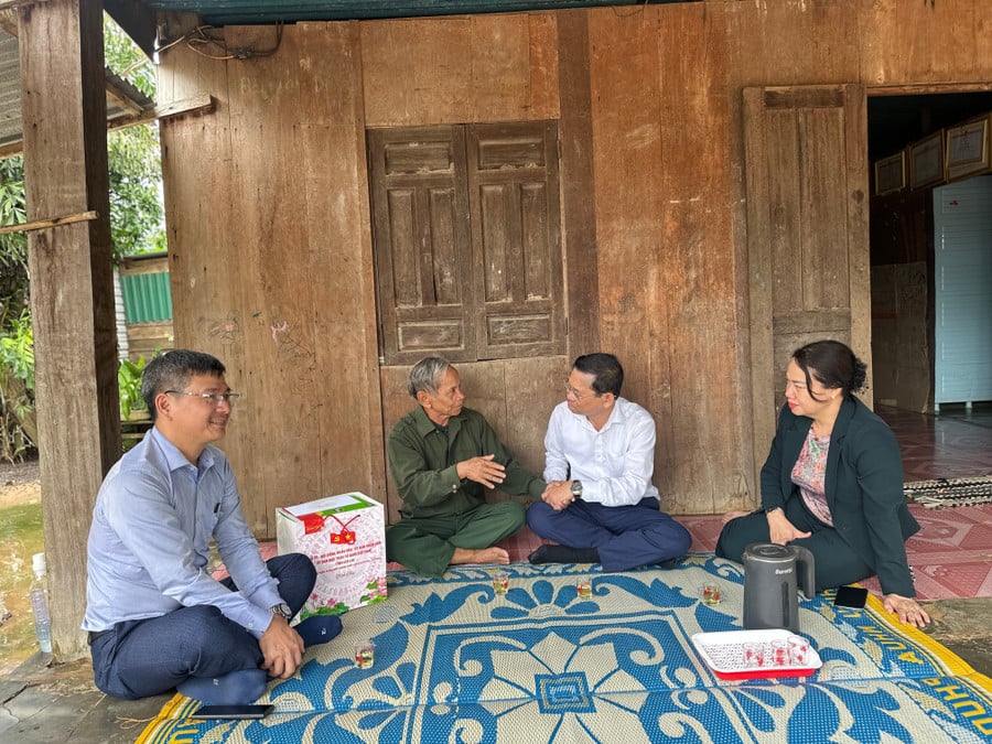 3-pho-chu-tich-ubnd-tinh-nguyen-tu-cong-hoang-da-an-can-tham-hoi-suc-khoe-cac-gia-dinh-co-cong-voi-cach-mang-tieu-bieu-anh-ha-duy.jpg