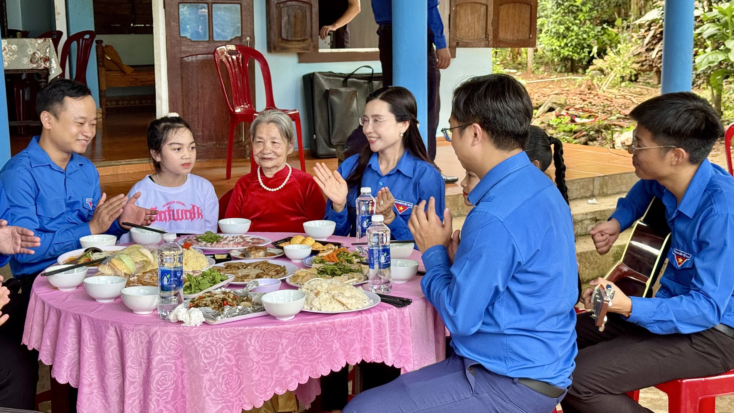 Trung ương Đoàn thăm và tặng quà Bà mẹ Việt Nam Anh hùng tại Quảng Trị