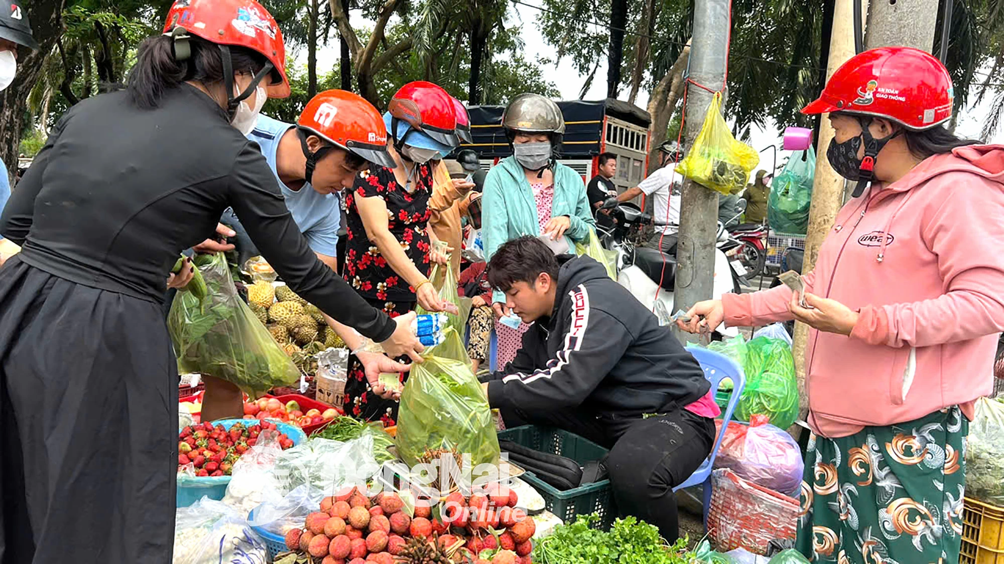 La plupart des gens qui vont au marché de Bien Hoa n'apportent pas de sac et chaque personne porte au moins deux à quatre sacs en plastique contenant des légumes, de la viande, du poisson, etc. à emporter chez elle. Photo : Kim Lieu