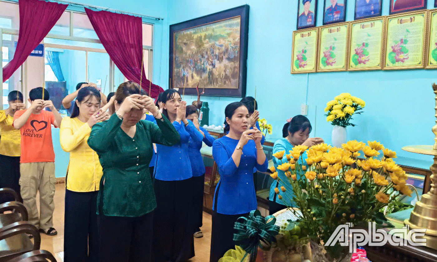 Scene of the War Invalids and Martyrs' Memorial Ceremony at the Provincial Women's Union office.