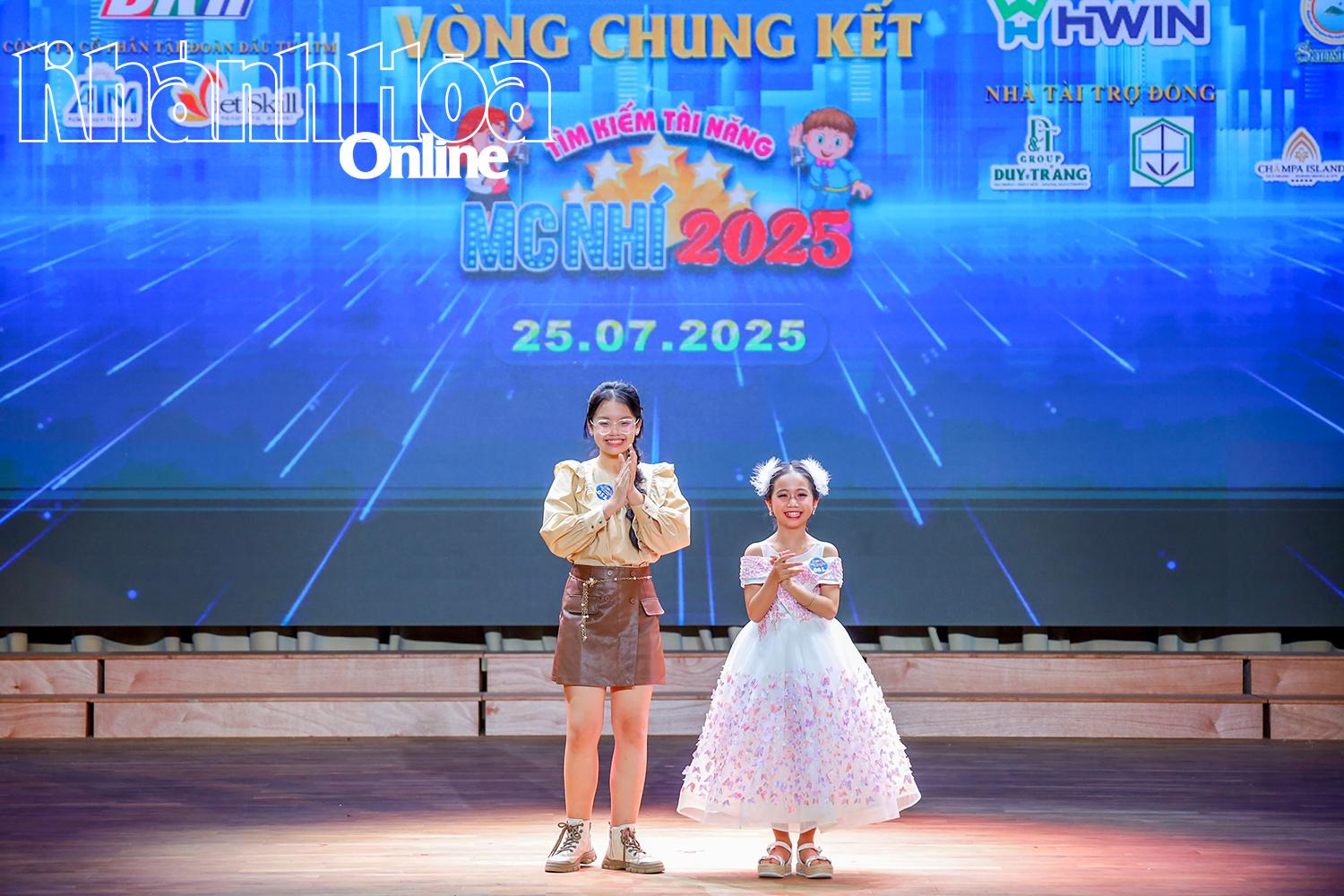 Tran Phuong Kha Di សប្បាយ​ចិត្ត​ពេល​ឮ​ឈ្មោះ​នាង​ប្រកាស​ជា​ម្ចាស់​ជើង​ឯក។