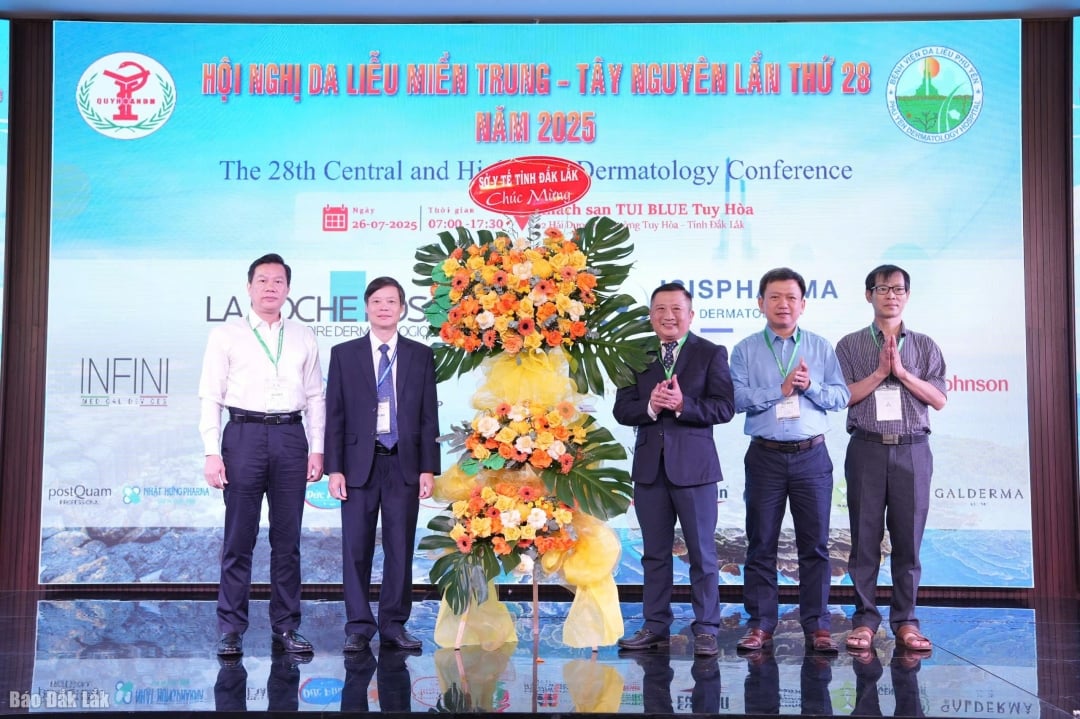 Lãnh đạo Sở Y tế Đắk Lắk tặng lẵng hoa chúc mừng hội nghị. 