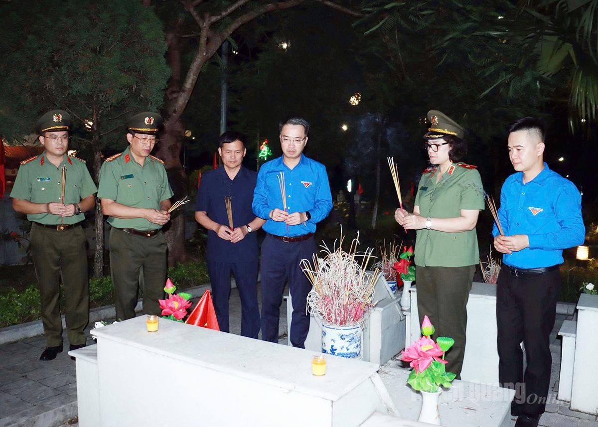 ប្រតិភូ​ដុត​ធូប​នៅ​ផ្នូរ​ដ៏​ធំ។ រូបថត៖ Tran Ke។