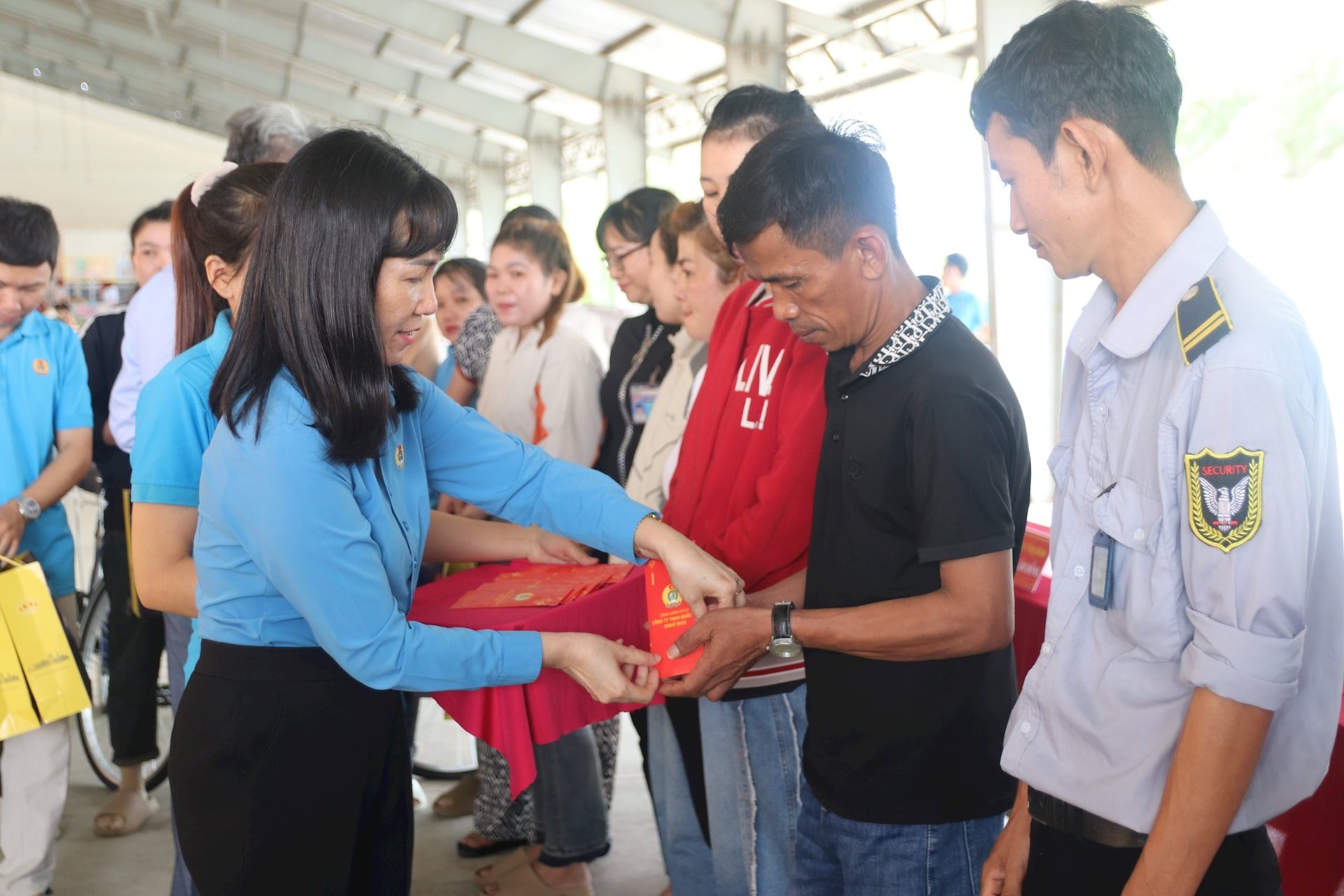 Phó Chủ tịch Liên đoàn Lao động tỉnh Lâm Đồng Đặng Thị Thanh Hoa tặng quà cho công nhân lao động con gia đình chính sách