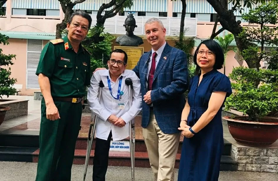 Đại sứ Karl Van Den Bossche thăm và tặng quà cho nạn nhân chất độc da cam tại TP. Hồ Chí Minh