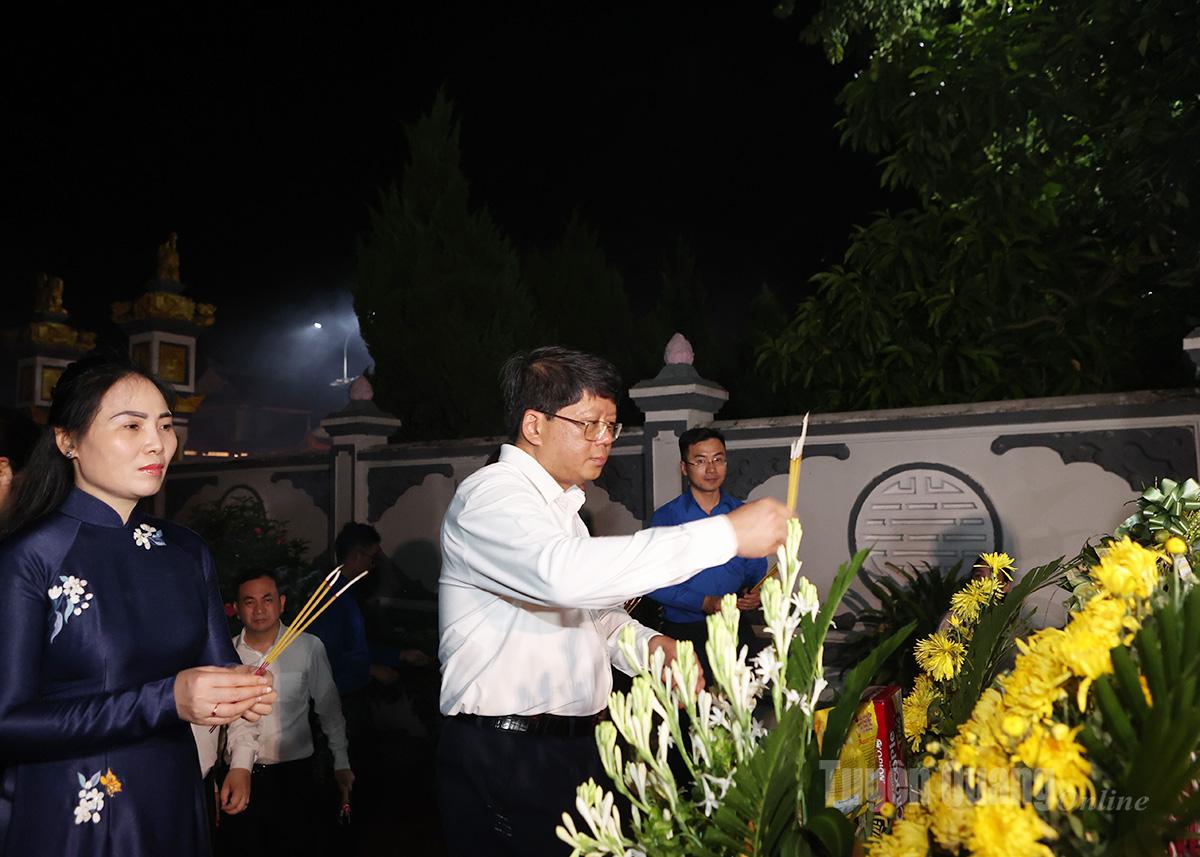សមមិត្ត Ha Trung Kien សមាជិកគណៈកម្មាធិការអចិន្ត្រៃយ៍បក្សខេត្ត អនុប្រធានអចិន្ត្រៃយ៍គណៈកម្មាធិការរណសិរ្សមាតុភូមិវៀតណាមខេត្ត បានអញ្ជើញអុជធូបនៅទីបញ្ចុះសពមាតាវីរជនវៀតណាម នៅទីបញ្ចុះសពយុទ្ធជនខេត្ត។