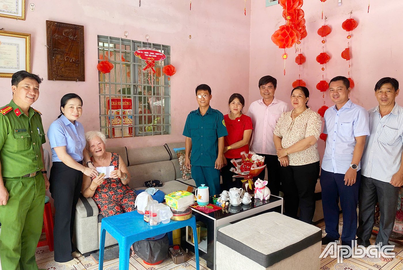 Đồng chí Lê Nhất Nam thăm hỏi sức khỏe và trao quà cho các gia đình chính sách