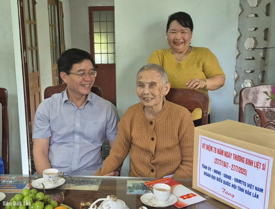 เลขาธิการพรรคประจำจังหวัดเยี่ยมและอวยพรให้คุณแม่เหงียน ถิ ชุก มีสุขภาพแข็งแรง