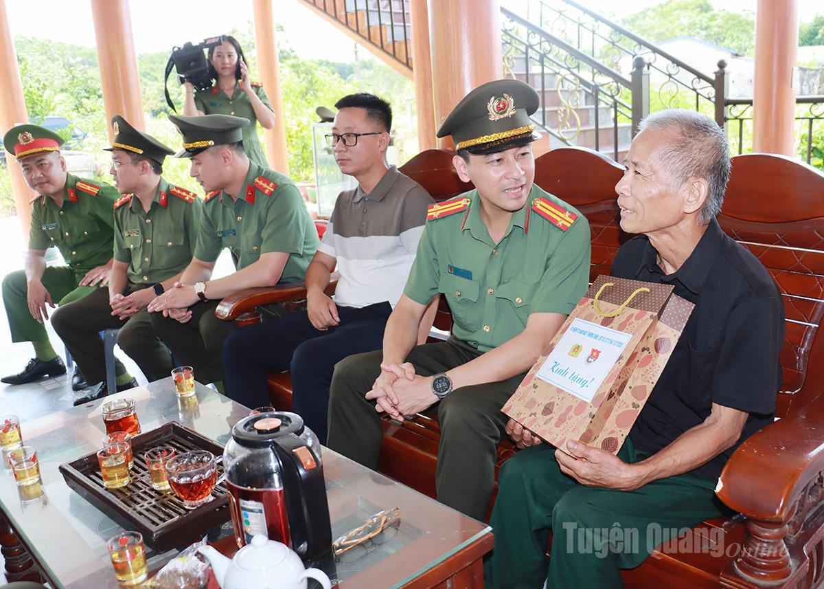 Đoàn công tác thăm hỏi, tặng quà nạn nhân chất độc hóa học Nguyễn Ngọc Bình, thôn Lùng Sinh, xã Việt Lâm.